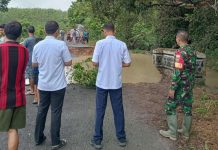 Babinsa Tinjau Jembatan Putus : Akibat diterjang Banjir jembatan di Gunung Katun Putus. 
