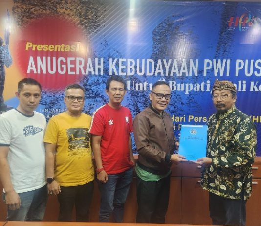 Bupati Lampung Utara Hamartoni Ahadis Raih Penghargaan Anugerah Kebudayaan PWI Pusat 2026