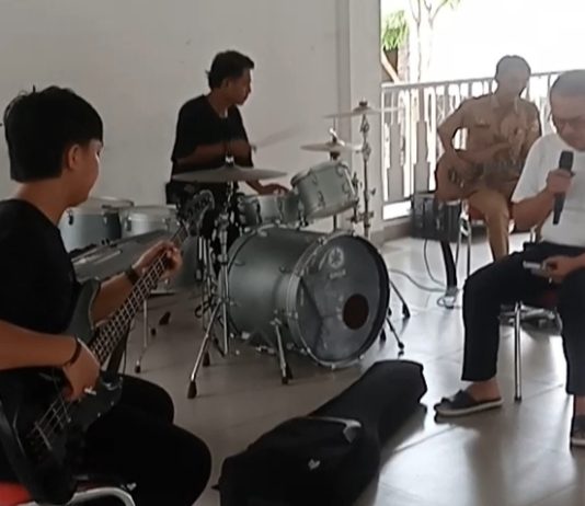Bakal Tampil Di Live Musik Papa Rock N Roll, Bupati Tubaba dan Kepala OPD Latihan Band di Rumah Dinas