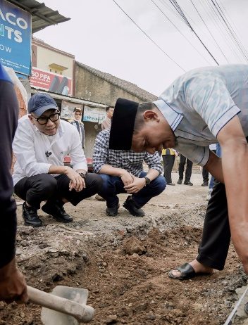 Tinjau Ruas Strategis di Jatimulyo, Gubernur Dorong Normalisasi Drainase dan Perbaikan Jalan