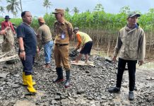 Anggota DPRD Fraksi Demokrat dan Gerindra Bersama Masyarakat Perbaiki Jalan Rusak di Desa Kalibalangan