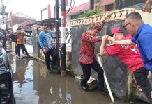 Wabup Lampung Utara Tinjau Genangan Air di Jalan Jenderal Sudirman Kotabumi