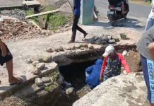 Geram Laporan Tak Mendapat Tanggapan, Warga Perbaiki Gorong-gorong Jebol Secara Swadaya