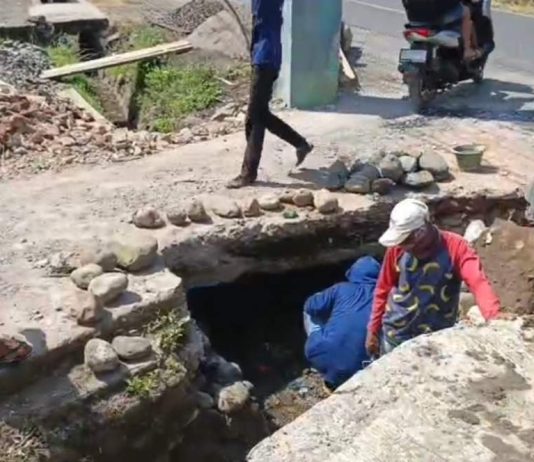Geram Laporan Tak Mendapat Tanggapan, Warga Perbaiki Gorong-gorong Jebol Secara Swadaya