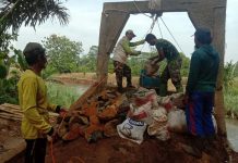 Dramatis! Pergeseran Material Jembatan Perintis Garuda Mengunakan Tali Derek di Desa Pekurun