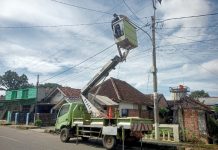 Respon Keluhan Warga, Dishub Lampura Terangi PJU di Jalan Letkol Masno Asmono