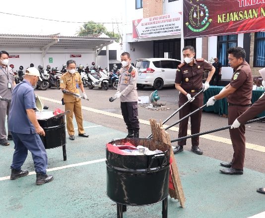 Barang Bukti Inkracht, Mulai dari Narkotika hingga Senjata Tajam di Musnahkan