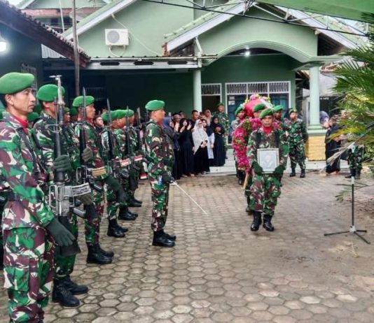 Isak Tangis Warnai Pemakaman Militer Peltu (Purn) Hairulloh di Tulang Bawang Barat