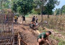 TNI dan Warga Ngemal Bekisting Abutmen Jembatan Perintis Garuda di Abung Pekurun