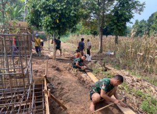 TNI dan Warga Ngemal Bekisting Abutmen Jembatan Perintis Garuda di Abung Pekurun
