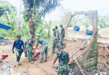 TNI dan Warga Bahu-Membahu Gunakan Angkong dan Karung Sak Semen Unjal Material