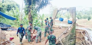 TNI dan Warga Bahu-Membahu Gunakan Angkong dan Karung Sak Semen Unjal Material