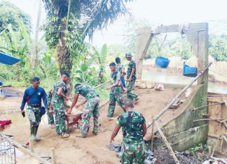 TNI dan Warga Bahu-Membahu Gunakan Angkong dan Karung Sak Semen Unjal Material