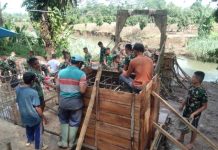 Semangat Gotong Royong terus dikobarkan, Ujar Danramil 412-07/ABB Kapten Inf Sugiono di Jembatan “Perintis Garuda”.
