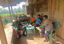 Keakraban Anggota Tim Jembatan Gantung Perintis Garuda Kodim 0412/LU bersama warga masyarakat berbagi Makanan