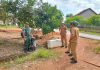 Pendampingan Pengukuran Badan Jalan oleh Babinsa Kartaraharja dalam program Karya Bakti TNI Kodim 0412/LU