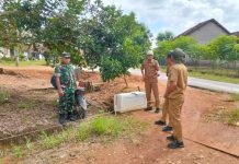 Pendampingan Pengukuran Badan Jalan oleh Babinsa Kartaraharja dalam program Karya Bakti TNI Kodim 0412/LU