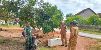 Pendampingan Pengukuran Badan Jalan oleh Babinsa Kartaraharja dalam program Karya Bakti TNI Kodim 0412/LU