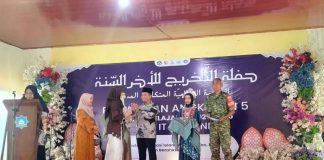 Babinsa Pelda Sukariaman Hadiri Perpisahan Siswa SMP IT Madani Candra Mukti, Berikan Motivasi Generasi Muda.