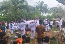 Penghormatan Terakhir: Babinsa Turut Hadiri Upacara Pemakaman Militer Prajurit TNI-AL Marinir di Kotabumi