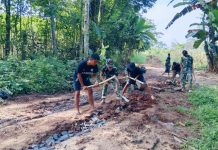 TNI dan Warga Bahu-Membahu Rapikan Akses Jalan Menuju Jembatan Perintis Garuda di Lampung Utara