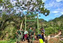 Sinergi TNI dan Warga Pasang Tiang Vilon Jembatan Garuda, Amankan Urat Nadi 450 Warga Tanjung Raja