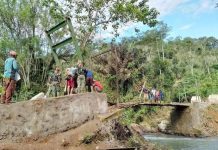 TNI dan Warga Pasang Tiang Vilon Jembatan Perintis Garuda, di Tanjung Raja