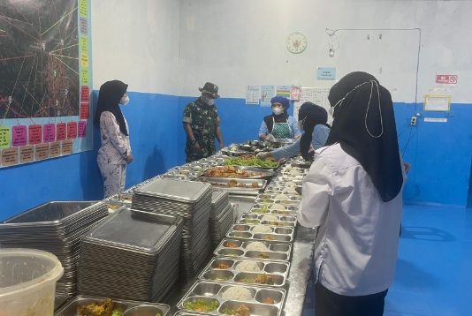 Babinsa Sindang Sari Monitoring Kegiatan Dapur MBG di Kecamatan Kotabumi