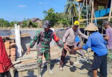 Bantu Pengecoran Teras Mushola, Keakraban Babinsa Bersama Warga Terjalin Baik