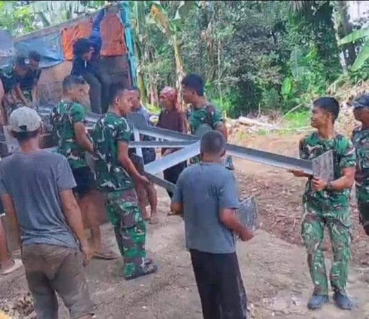 Perkuat Akses Dua Desa, Tim Jembatan Perintis Garuda Terima Tiang Utama Jembatan