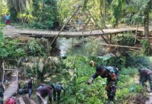 Akan dibangun Jembatan : Babinsa Koramil 412-10/TJR dan warga setempat lakukan Rotong Royong