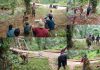 Koramil 412-10/TJR Bersama Masyarakat Gotong Royong Bersihkan Area Lokasi Jembatan Perintis Garuda