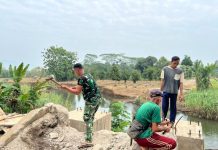 Gotong Royong Pembongkaran Tiang Pondasi Jembatan Lama dan Perapihan Jalan Menuju Jembatan Perintis Garuda Pekurun