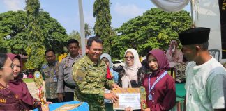 Babinsa Serka Bambang Hadiri Pelepasan Siswa Kelas IX SMPN 5 Kotabumi : Pendidikan sangat penting bagi masa depan Generasi