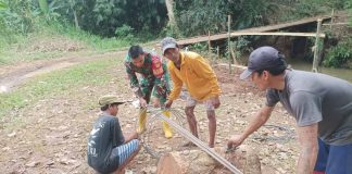 Wujudkan Impian Ribuan Warga, Koramil Kotabumi dan Masyarakat Gotong Royong Bangun Jembatan Perintis GarudaÂ