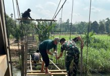 Jembatan Perintis Garuda; Koramil 412-07/ABB dan Warga Fokus Pasang Komponen Jarum Lantai.