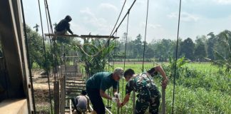 Jembatan Perintis Garuda; Koramil 412-07/ABB dan Warga Fokus Pasang Komponen Jarum Lantai.