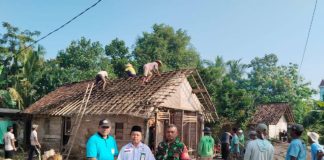 “Dukung Program Sosial Kemasyarakatan”, Babinsa Koramil 412-05/TBU Dampingi Pembongkaran Rumah Program RTLH BAZNAS Tubaba