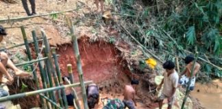 Koramil 412-04/KTB Lanjutkan Pembangunan Jembatan Perintis Garuda Way Sesah. “Kuras Genangan Air di Galian Pondasi”
