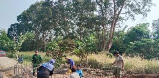 Pemasangan Besi Cor Jembatan Perintis Garuda di Negeri Sakti, Warga Bersyukur Jembatan Dibangun