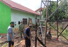 Babinsa Sertu Andi Safari, Koramil Kotabumi Kawal Pembangunan Sumur Bor di Ponpes Miftahul Huda