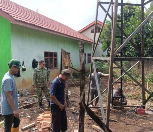 Babinsa Sertu Andi Safari, Koramil Kotabumi Kawal Pembangunan Sumur Bor di Ponpes Miftahul Huda