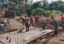 Perkuat Akses Antardesa, Koramil 412-02/SS dan Warga Ngecor Pondasi Jembatan Perintis Garuda