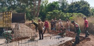 Perkuat Akses Antardesa, Koramil 412-02/SS dan Warga Ngecor Pondasi Jembatan Perintis Garuda