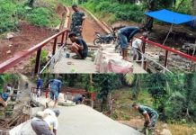 Pengecatan dan Pengacian Jembatan Perintis Garuda Berlangsung,Harapan Terpancar dari Wajah Warga