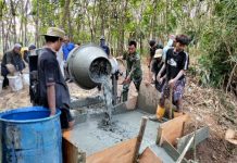Libur Bukan Kendala bagi TNI dan Warga, Jembatan Perintis Garuda Tanjung Senang Masuki Tahap Pengecoran Pelat Klep