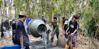 Libur Bukan Kendala bagi TNI dan Warga, Jembatan Perintis Garuda Tanjung Senang Masuki Tahap Pengecoran Pelat Klep