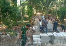 Genjot Penyelesaian Jembatan Perintis Garuda, Koramil Tanjung Raja Bersama Warga Fokus Finishing, Pasang Bata Hebel Pengaman dan Tiang Gapura