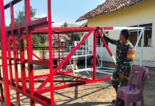 Asa Menata di Isorejo, Babinsa Serda Abdul Rohman Cat menara sumur bor setinggi 5 meter