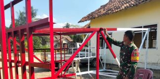 Asa Menata di Isorejo, Babinsa Serda Abdul Rohman Cat menara sumur bor setinggi 5 meter